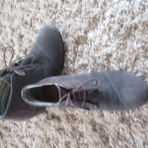 Tom's women's Kayla forged iron gray suede booties size wide 10